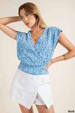 Load image into Gallery viewer, SURPLICE FRONT CLOSED BABYSNAP SMOCKED BACK TOP: BLUE / M