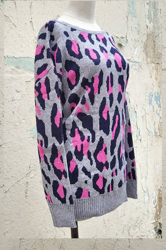 T90472 - WOMEN'S OPEN-BACK LEOPARD PRINT SWEATER: Pink/Grey / M